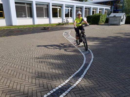 Frau durchläuft auf dem e-Bike ein Fahrsicherheitstraining