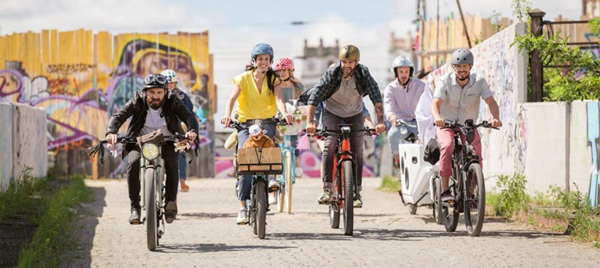 Eine Gruppe Menschen fährt auf e-Bikes mit dem Flow Bosch-Antrieb.