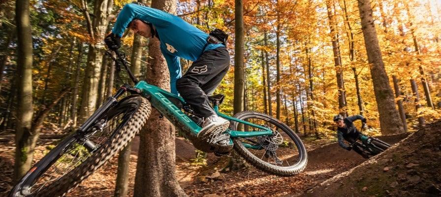 Zwei Mountainbiker auf Focus Bikes im herbstlichen Wald