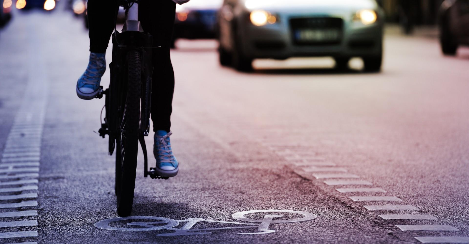 e-Bike auf dem Fahrradweg im Straßenverkehr
