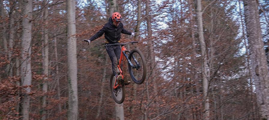 Erleben Sie das Specialized Kenevo SL in Aktion: Perfekte Kontrolle und Spaß beim Mountainbiking, ideal für Abenteu