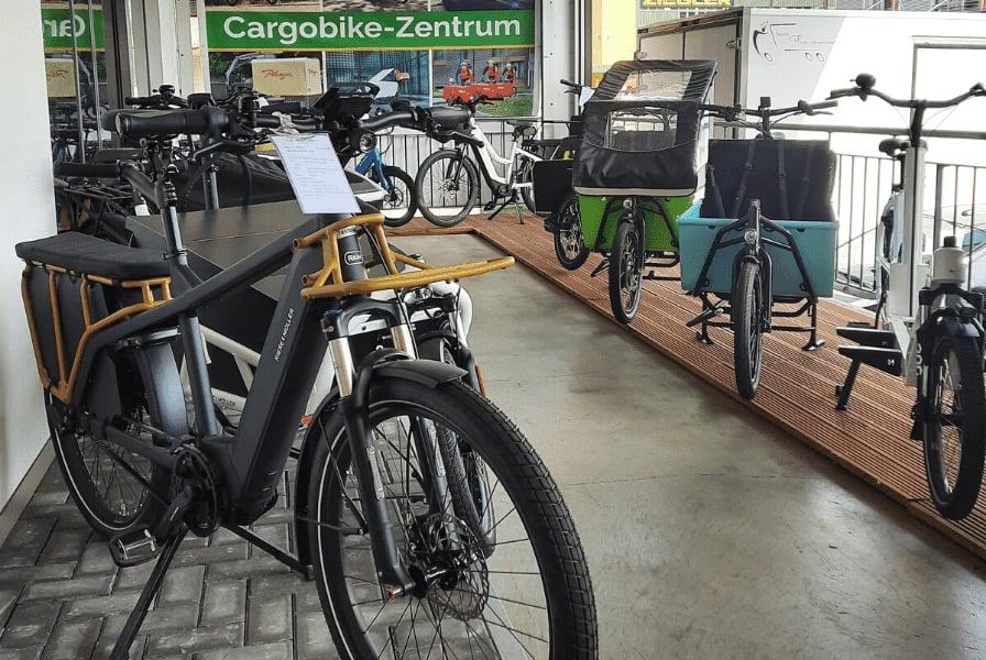 Verschiedene Lastenfahrräder und E-Bikes im Cargobike-Zentrum