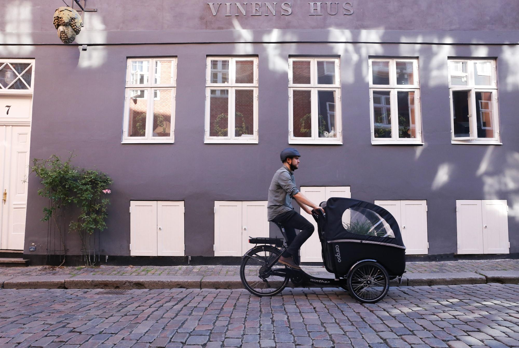 Erleben Sie urbane Mobilität mit dem Winther Cargoo Lastenrad – ideal für Familien in der Stadt.