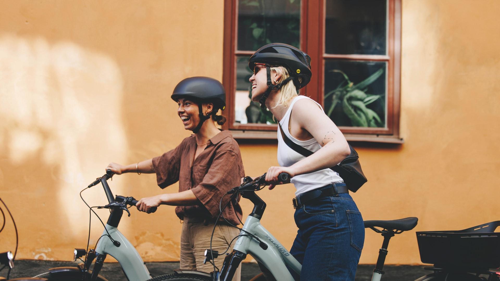 Zwei junge Frauen sind auf dem e-Bike unterwegs für den Fahrradspendenmarathon in der Grünen Hölle Freisen.