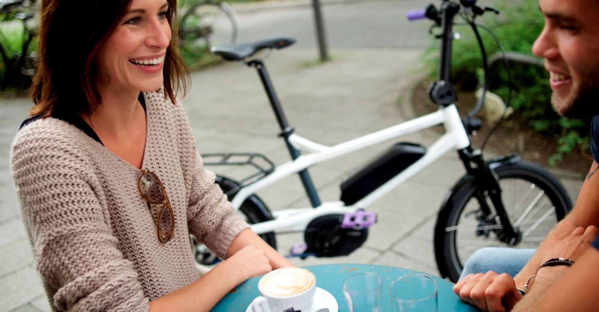 Zwei Personen sitzen vor einem e-Bike, dem blueLABEL Pony