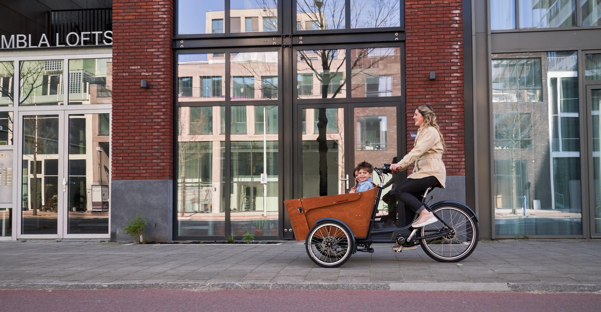 Erleben Sie Mobilität mit dem Babboe Carve Lastenrad, ideal für Familienausflüge. Komfortabler Kindersitz und moder
