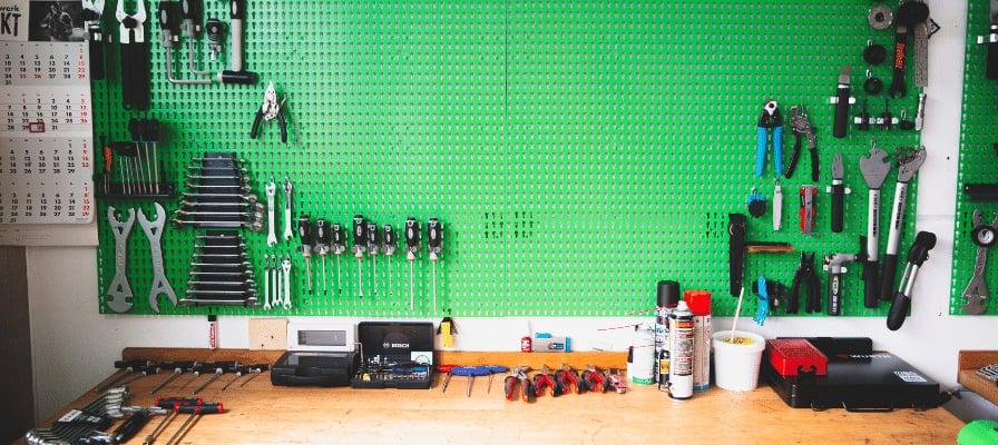 Werkzeugwand mit verschiedenen Werkzeugen und Zubehör in einer Werkstatt