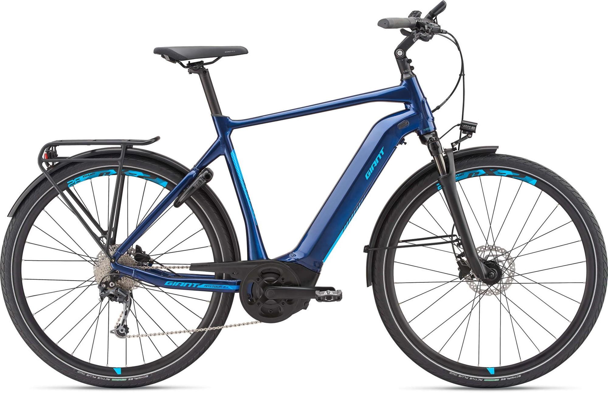 Das Bild zeigt ein Giant Anytour E+ 1 Trekking E-Bike in einer ansprechenden blauen Farbgestaltung.
