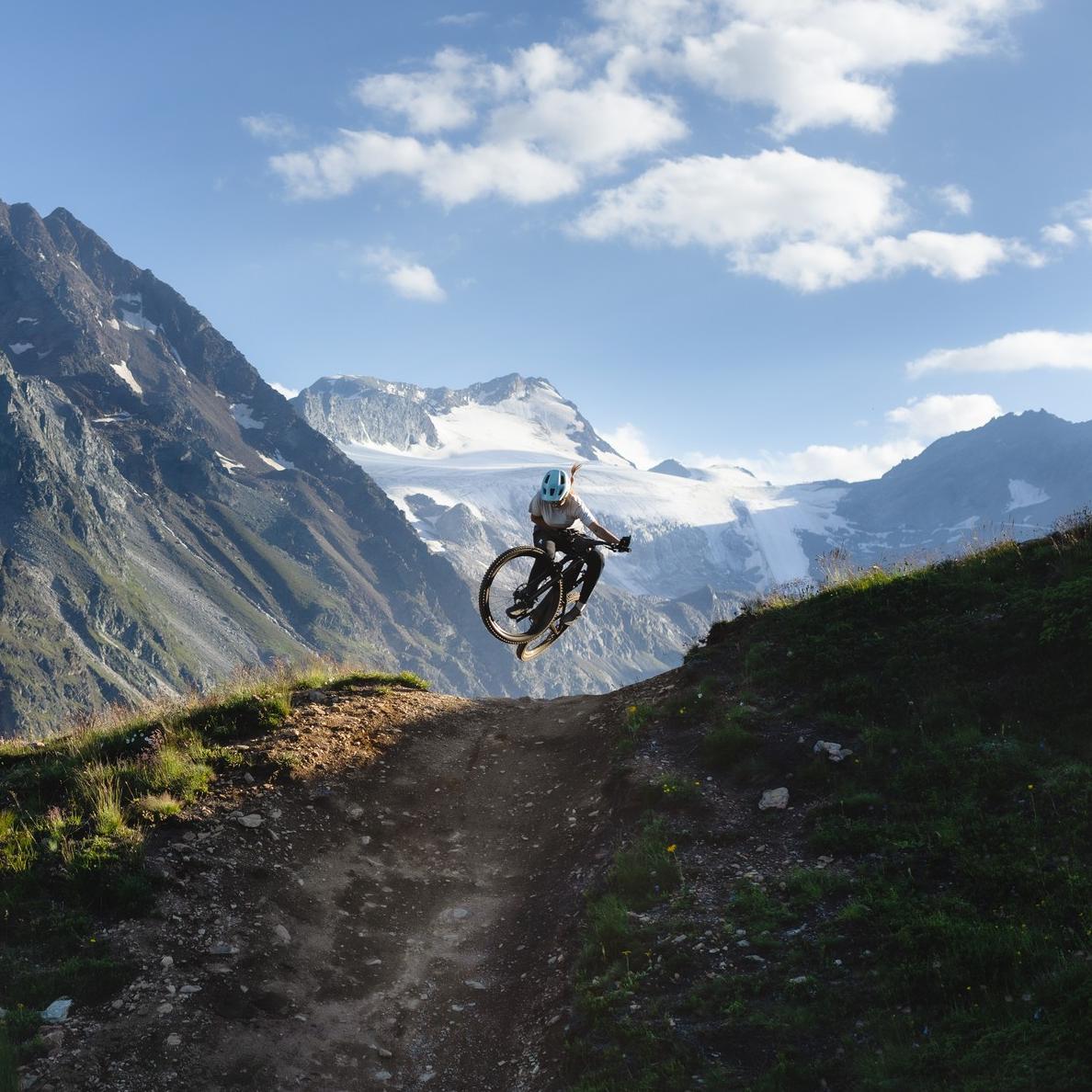Mountainbiker springt auf einem Bergrücken mit seinem Turbo Levo SL von Specialized.
