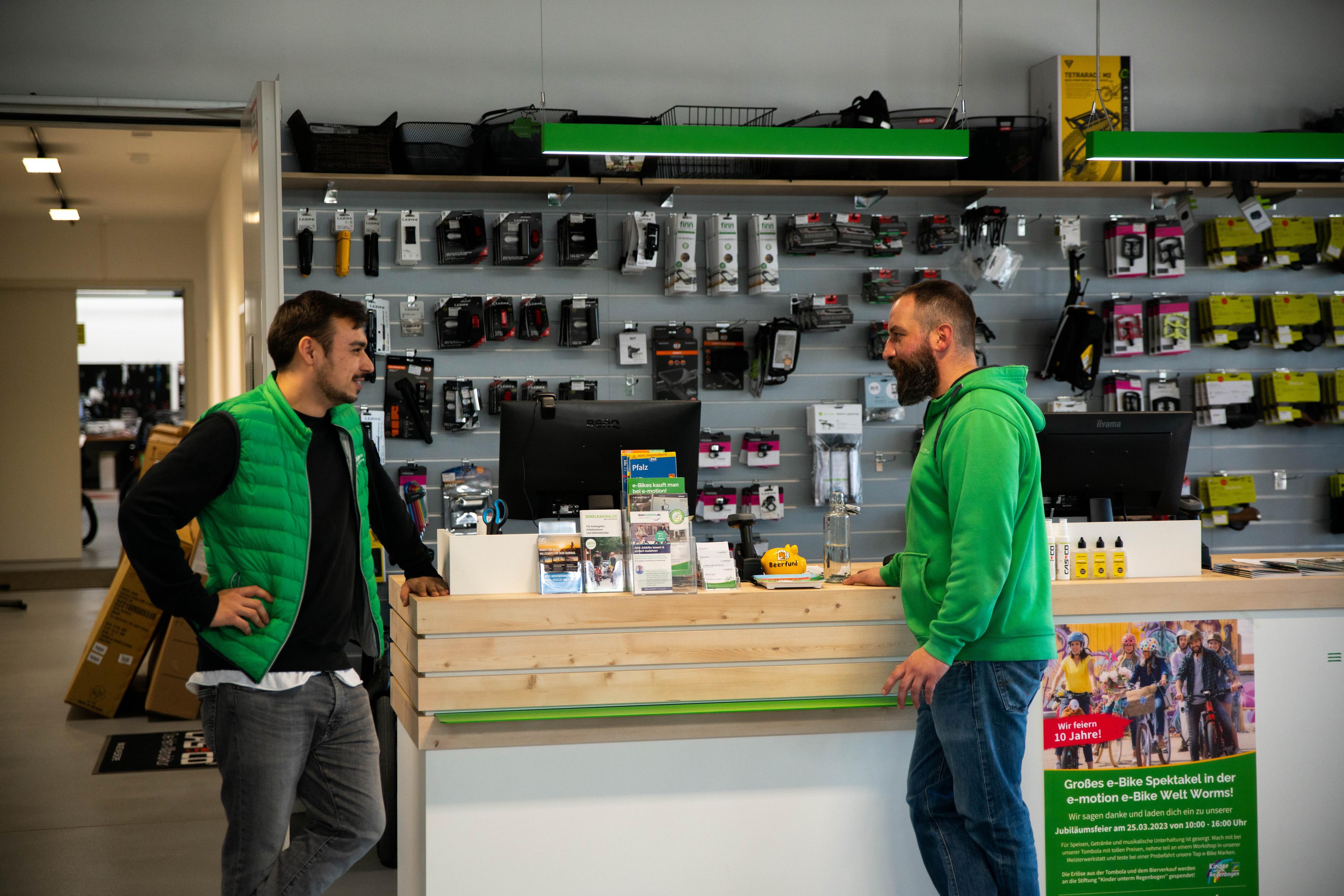 Mitarbeiter in der e-motion e-Bike-Welt in Worms unterhalten sich.