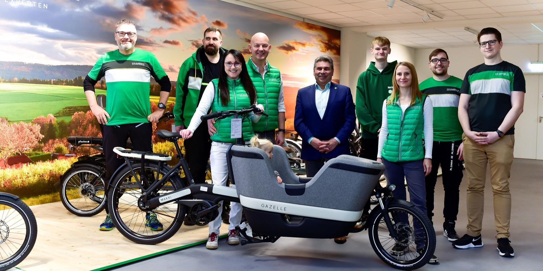 Das Bild zeigt das Team der e-motion e-Bike Welt Chemnitz im Shop.