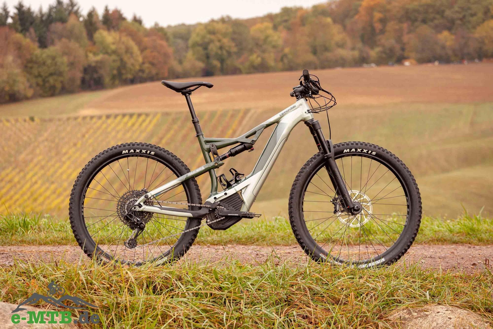 Das e-Bike Cannondale Moterra NEO 1 2019 steht auf einem Feldweg