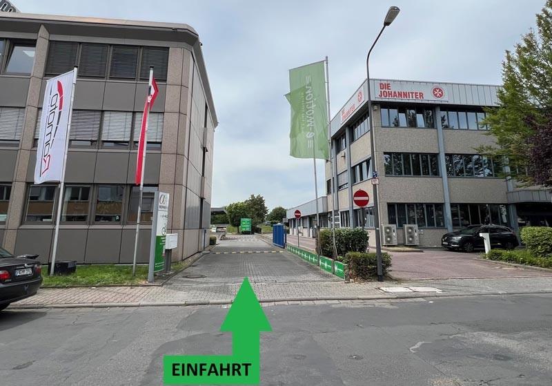 Das Bild zeigt die Einfahrt zur e-motion e-Bike Welt Frankfurt Nord.