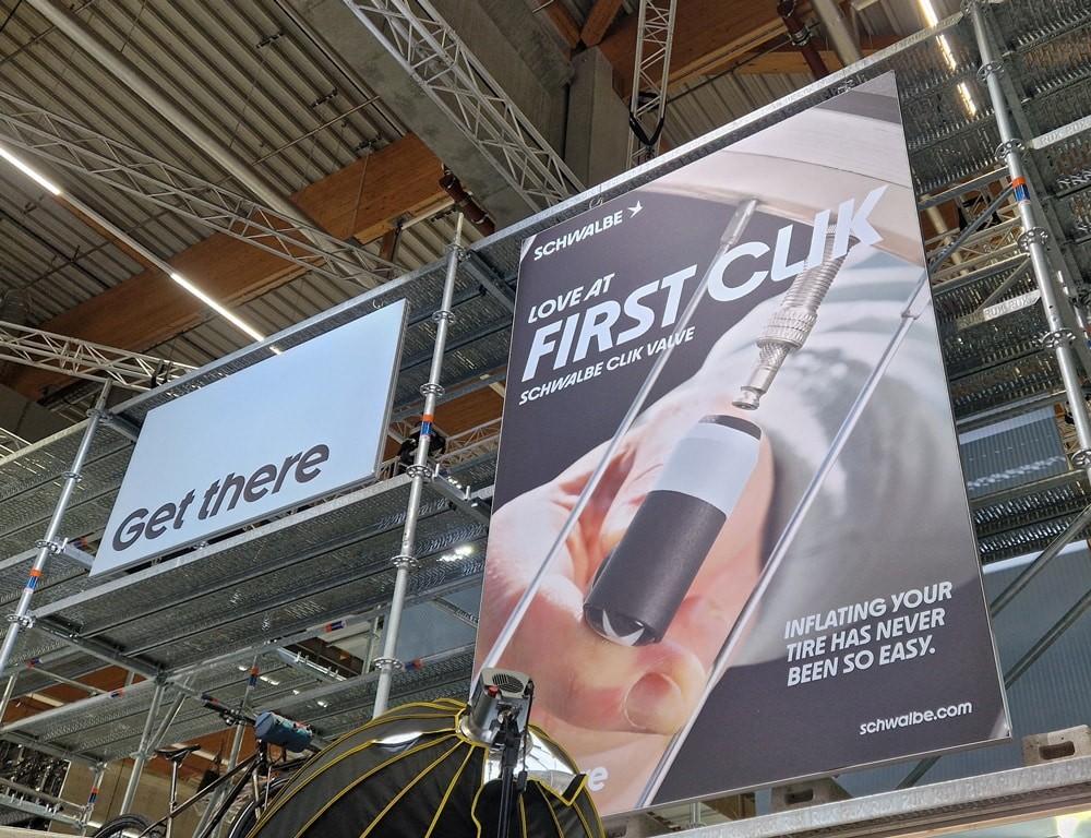 Schwalbe-Werbetafel zu „First Clik“ betont einfaches Aufpumpen, ergänzt durch Slogan „Get there“.