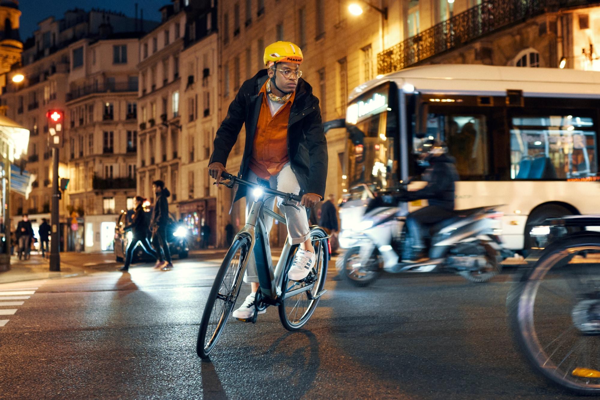 Erleben Sie mit UBN Five E-Bike grenzenlose Mobilität in Paris. Genießen Sie Komfort und Stil auf jedem Kilometer.