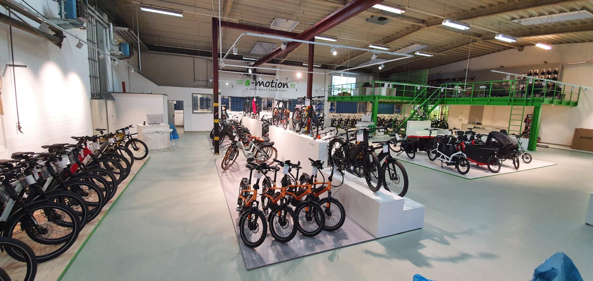 e-bikes und Zubehör werden in der neueröffneten e-motion e-bike Welt in Frankfurt ausgestellt.