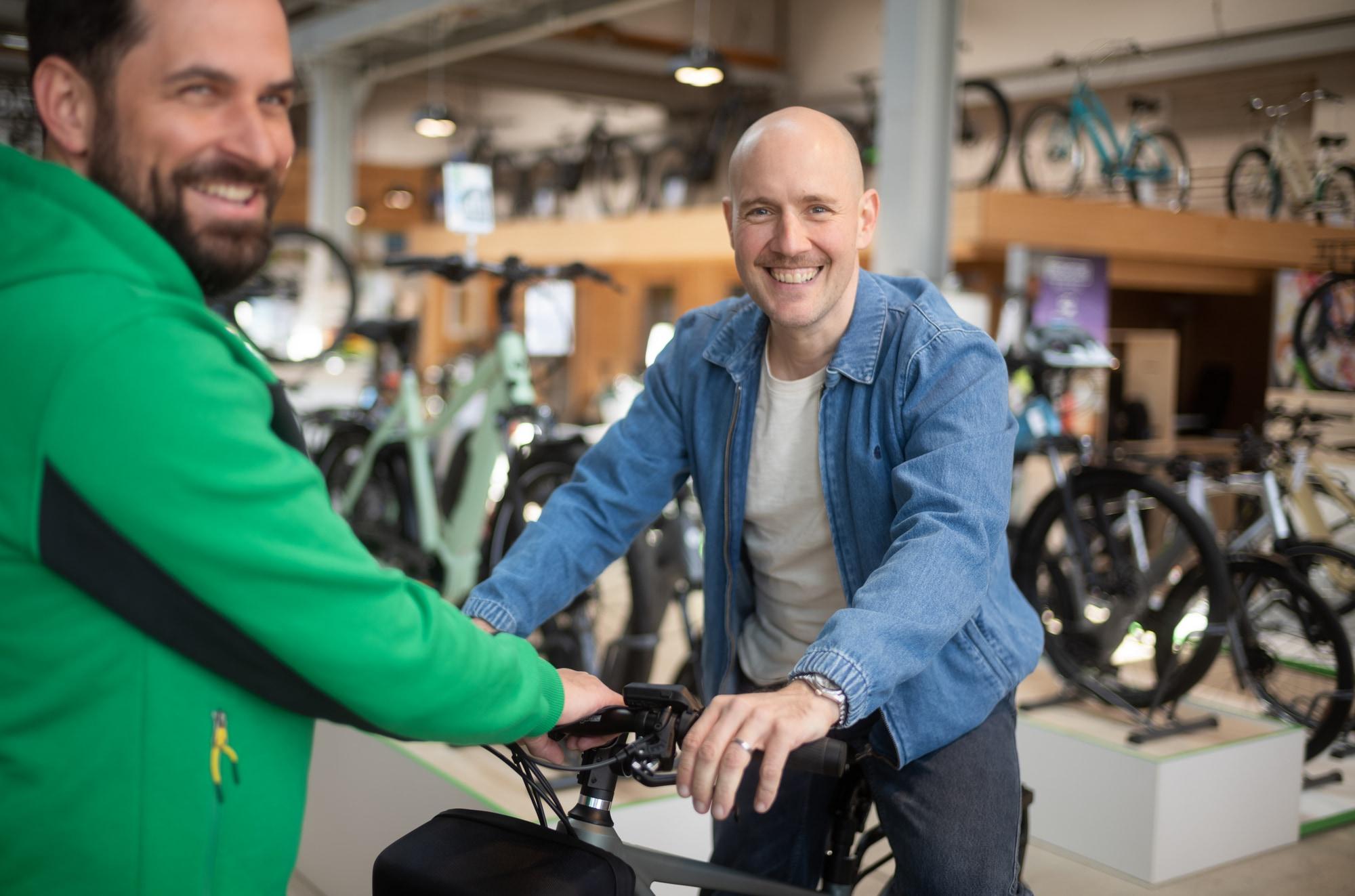 Freundliche Beratung im Fahrradladen mit modernen E-Bikes. Entdecken Sie hochwertige Modelle und profitieren Sie vo