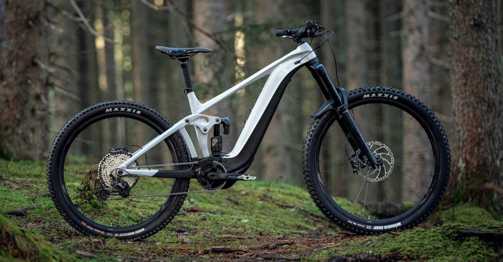 Das Bild zeigt ein Giant Reign E+, ein modernes e-Mountainbike, das sich durch sein robustes Design und leistungsst