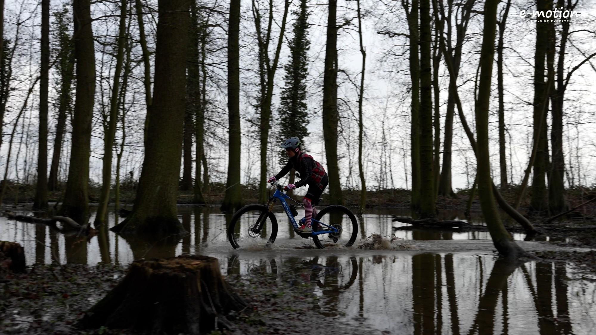 Jenny testet das Mondraker Neat RR und fährt mit dem e-MTB durch das Wasser