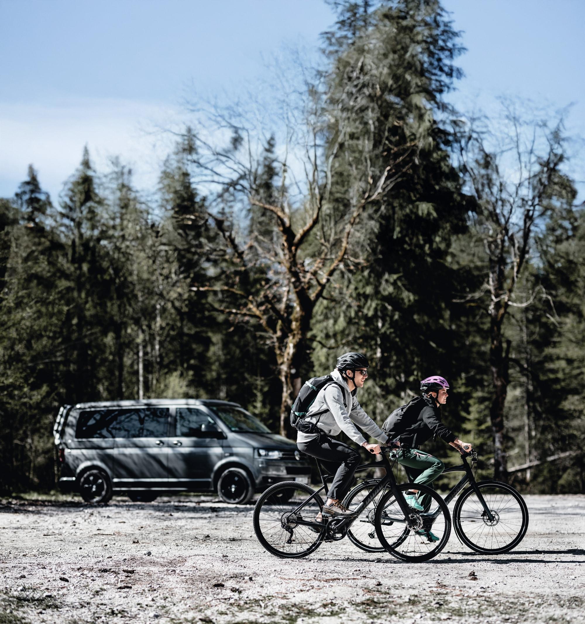 Entdecken Sie die Freiheit mit E-Bikes auf Ihrer nächsten Tour. Perfekt für Outdoor-Enthusiasten, die Natur und Kom