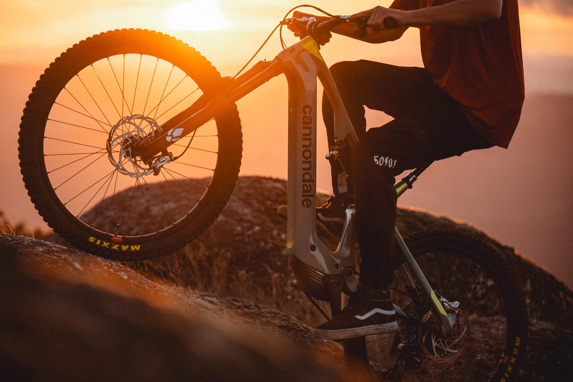 Das Bild zeigt ein E-Mountainbike der Marke Cannondale, nämlich das Modell Moterra SL.