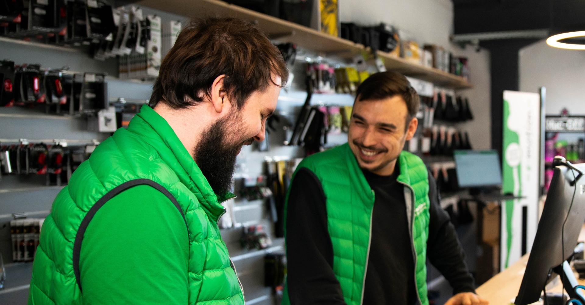 Zwei Mitarbeitende aus der e-motion e-Bike Welt Worms