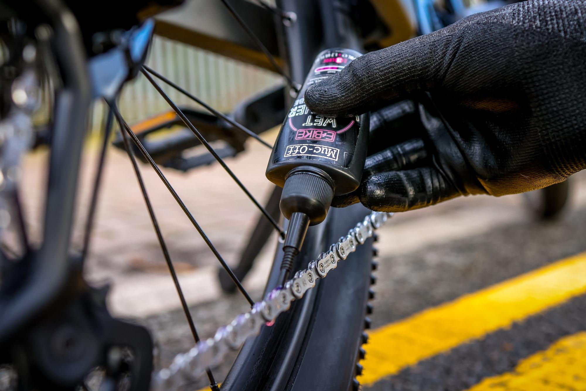 Effiziente Schmierung für E-Bike-Ketten bei nassen Bedingungen. Muc-Off sorgt für geschmeidiges und geräuscharmes F