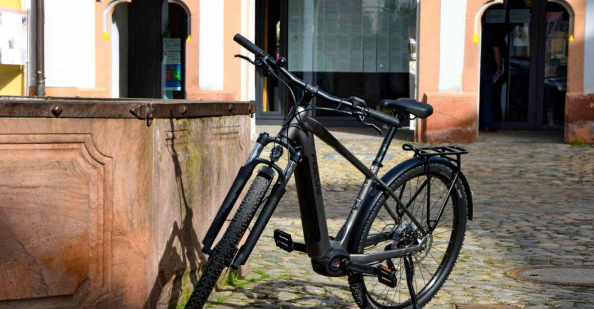 Das Modell Focus Aventura² 6.7 steht vor einem älteren Gebäude