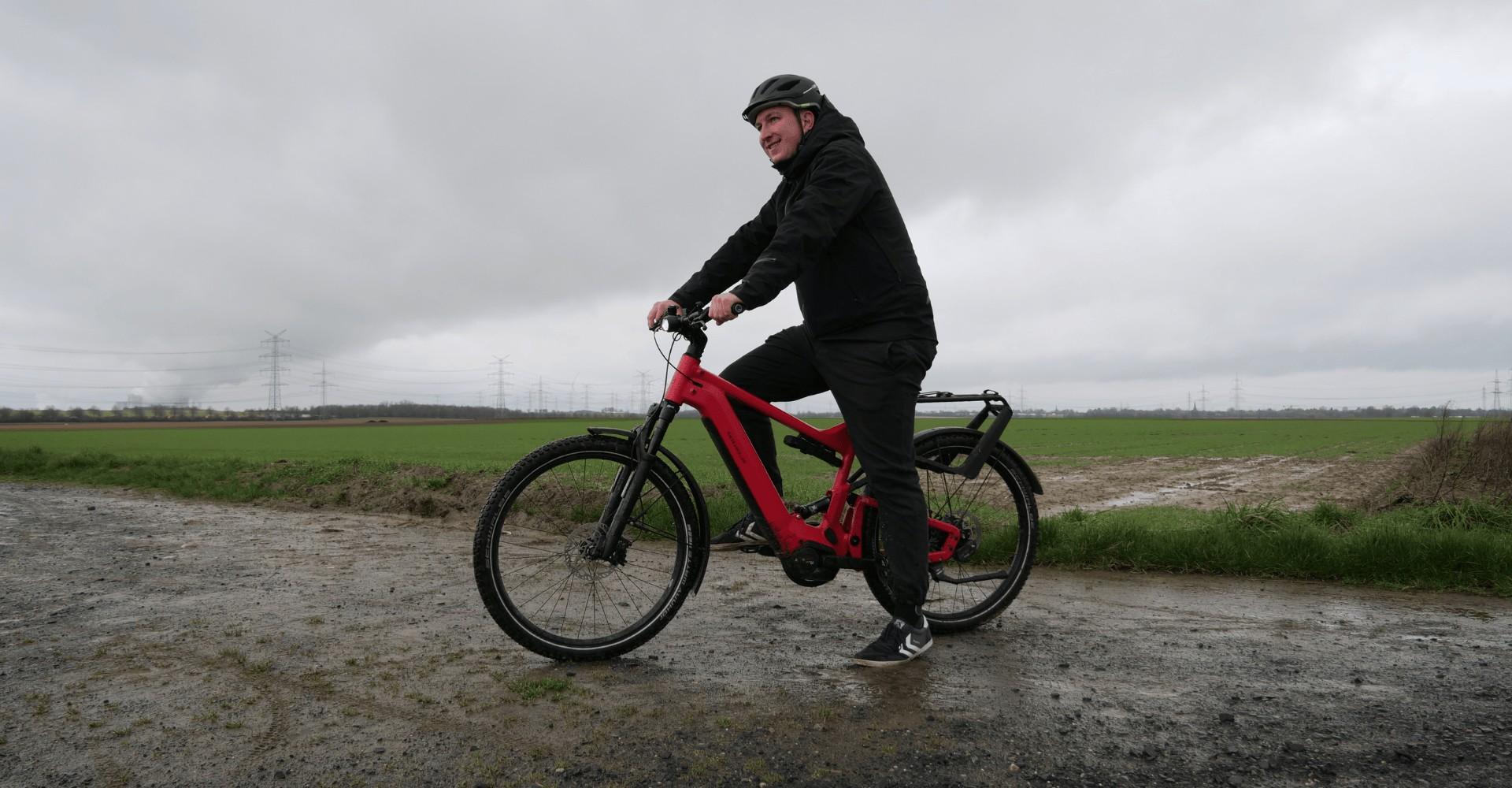 Jonas sitzt auf dem Riese & Müller Delite und steht auf einem unbefestigten Weg