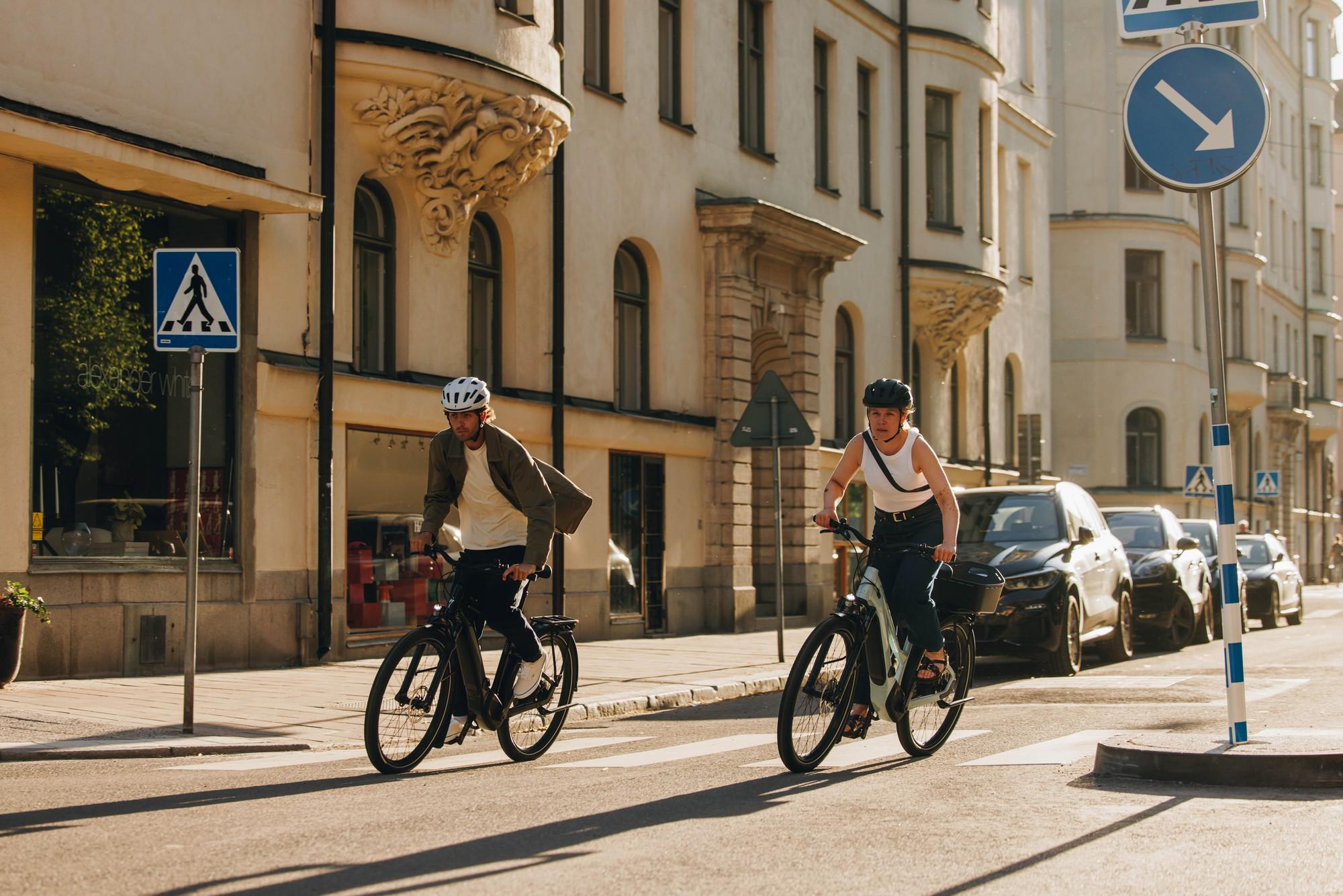 Zwei Personen fahren mit e-Bikes von Specialized durch die Stadt