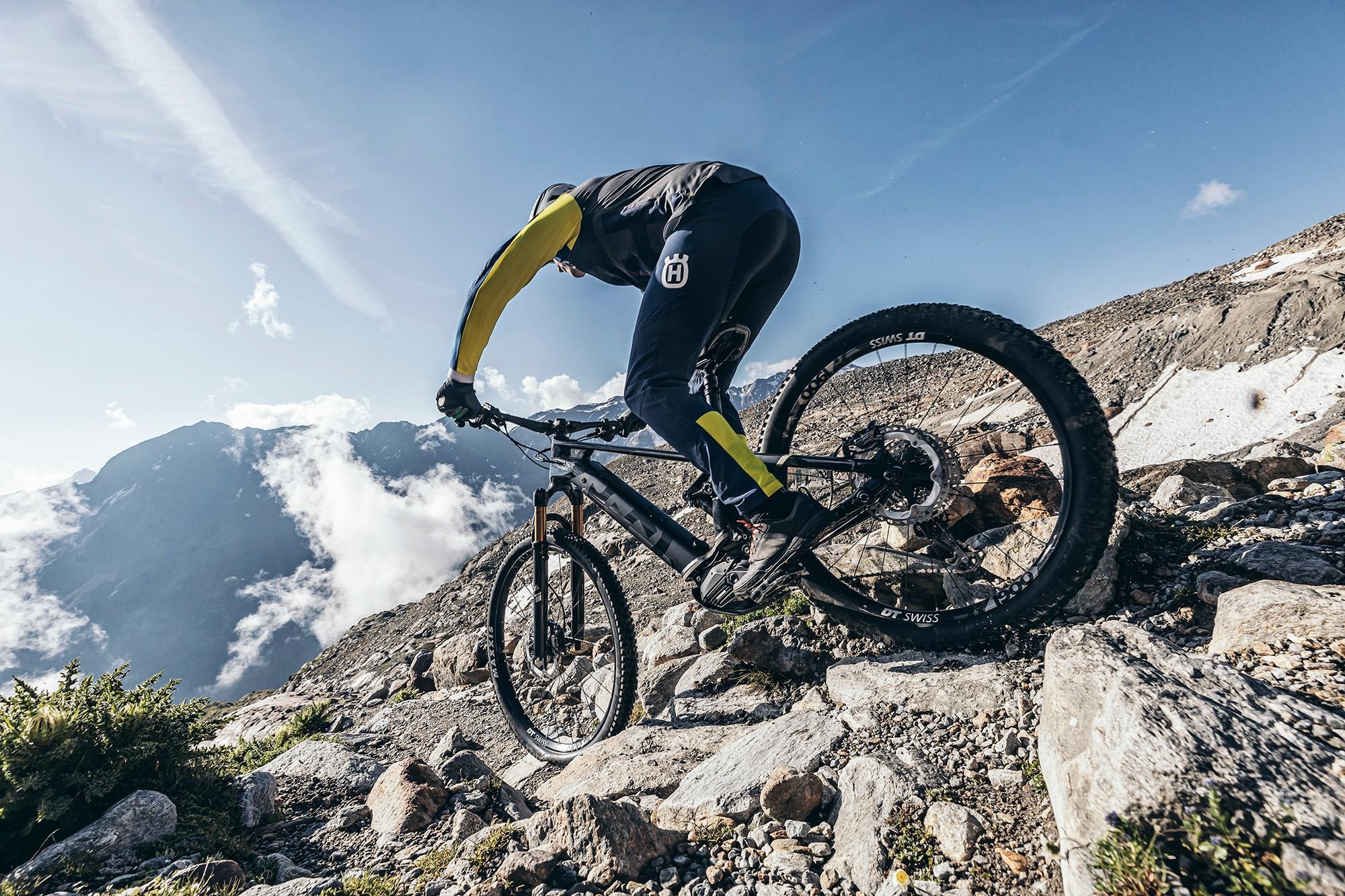Das Bild zeigt ein Husqvarna E-Bike in einer alpinen Landschaft, aufgenommen in Sölden im Jahr 2020. Der Fahrer bef