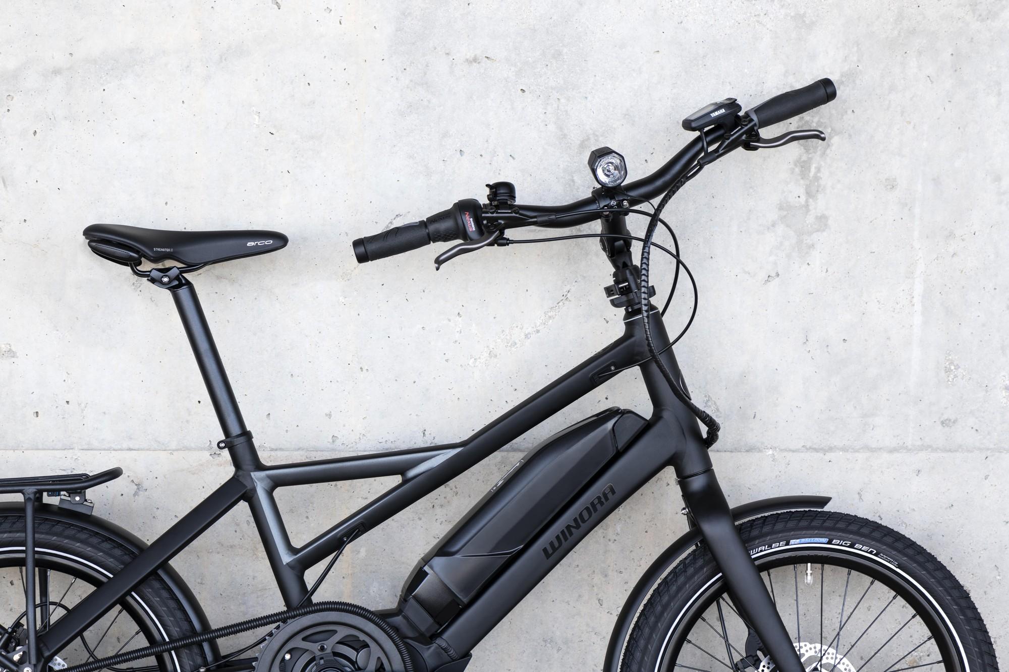 Das Bild zeigt ein Winora Urban Radius Tour E-Bike in einem minimalistischen, mattschwarzen Finish.