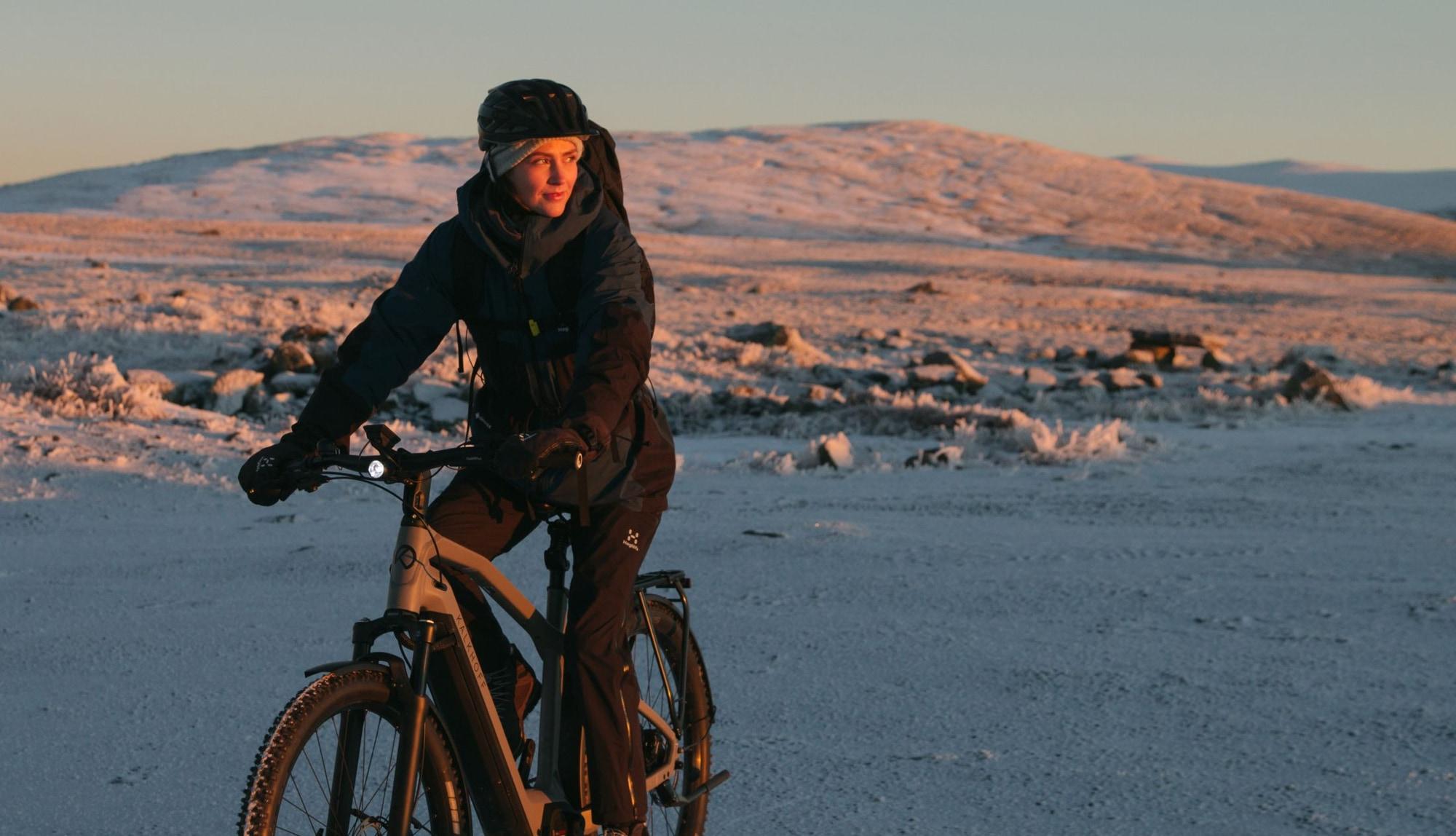 Erleben Sie Abenteuer im Winter mit einem robusten E-Bike, ideal für verschneite Landschaften. Perfekt für Outdoor-