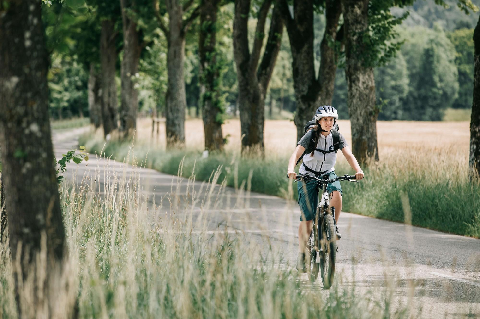 Eine Frau fährt auf dem Husqvarna Grand Tourer in der Natur