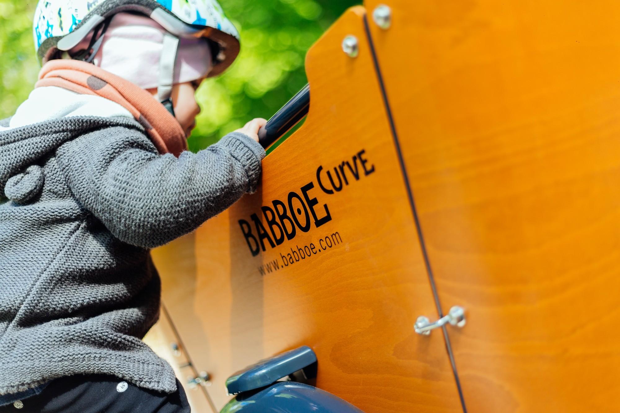 Das Bild zeigt ein Kind am Schutzrand eines Babboe Curve