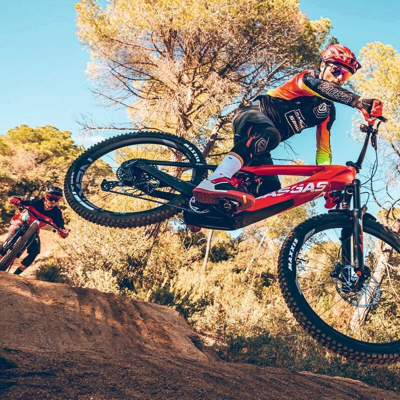 GASGAS e-MTBs springen über einen Hügel