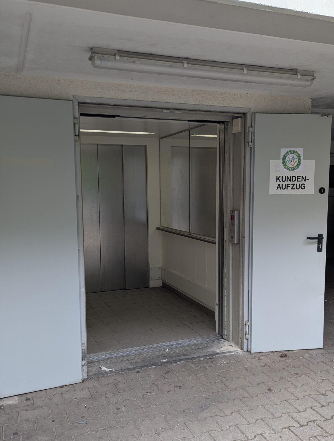 Das Bild zeigt den Aufzug in der e-motion e-Bike Welt in Wuppertal.