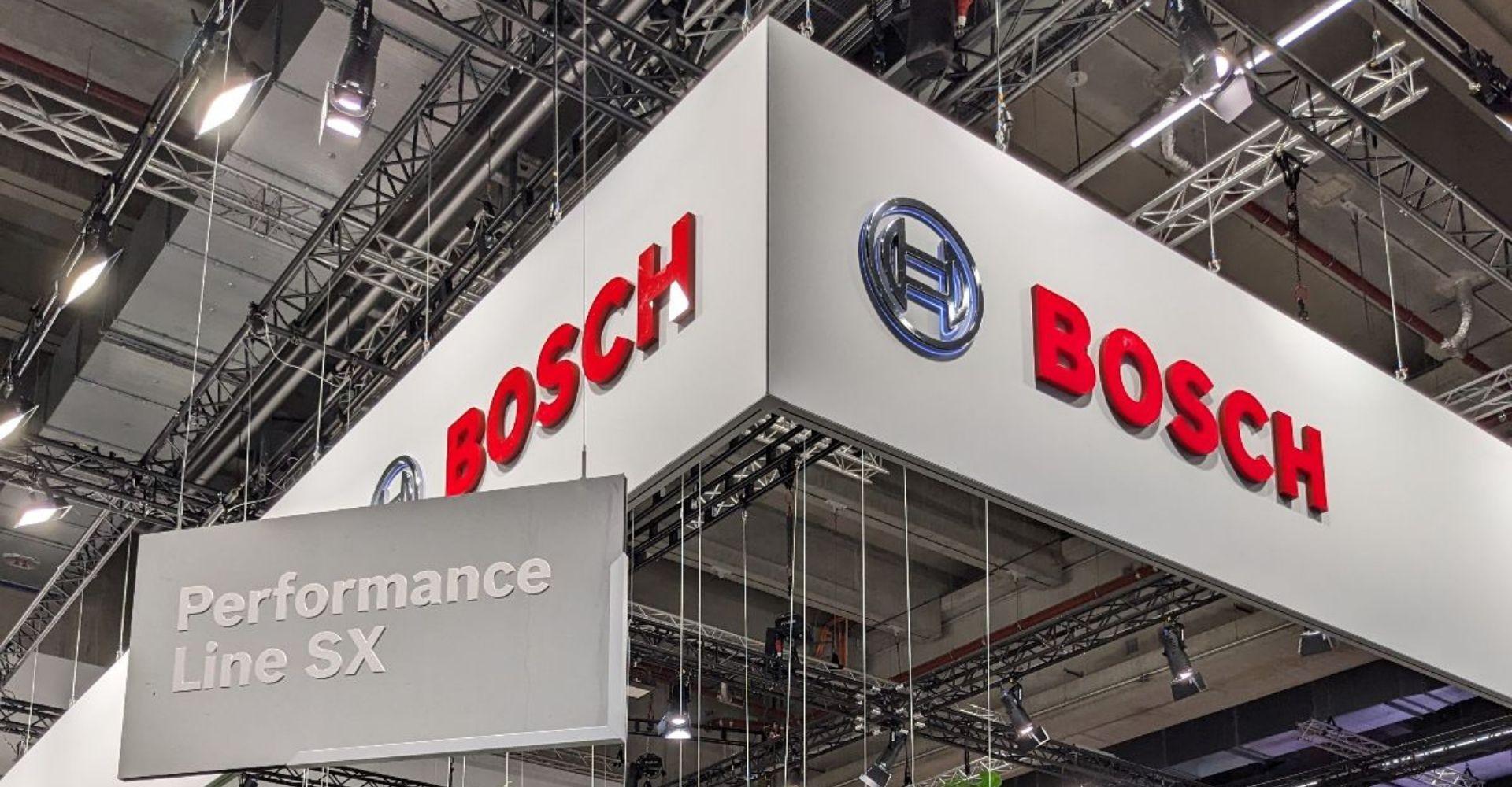 Das Bild zeigt einen Stand von Bosch auf einer Messe, der sich auf e-Bike-Technologien spezialisiert hat. Im Vorder