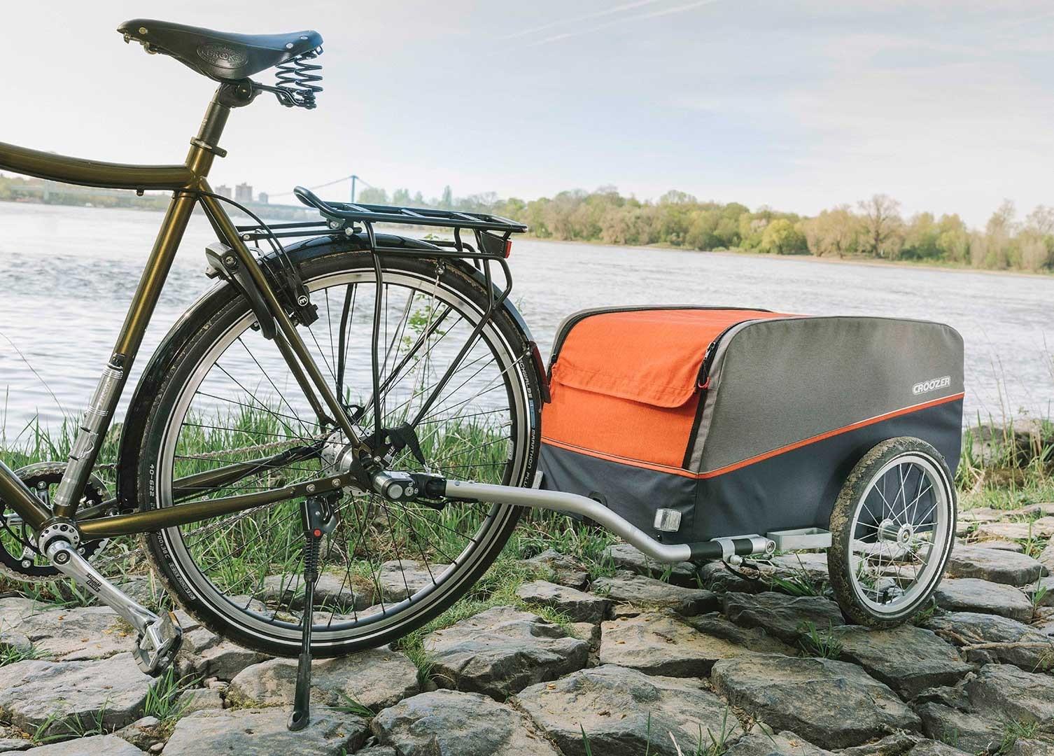 Entdecke den Croozer Cargo Anhänger – ideal für Camping, Einkäufe & Picknick. Einfach am Fahrrad anhängen und komfo