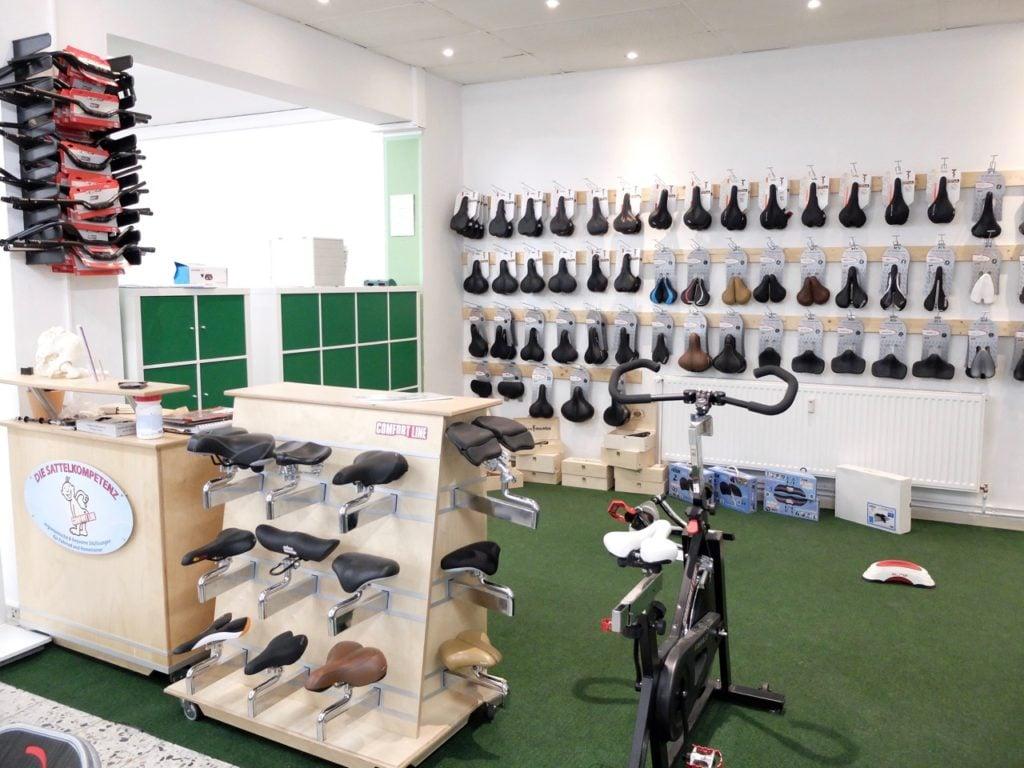 E-Bike Ergonomie: Auswahl an Fahrradsätteln in einem Geschäft
