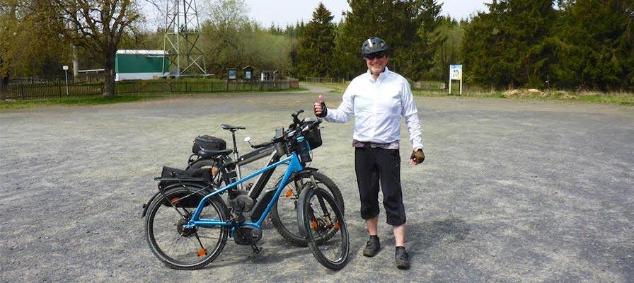 Entdecken Sie die Freiheit des Fahrens mit dem Supercharger E-Bike. Perfekt für spannende Touren in malerischen Lan