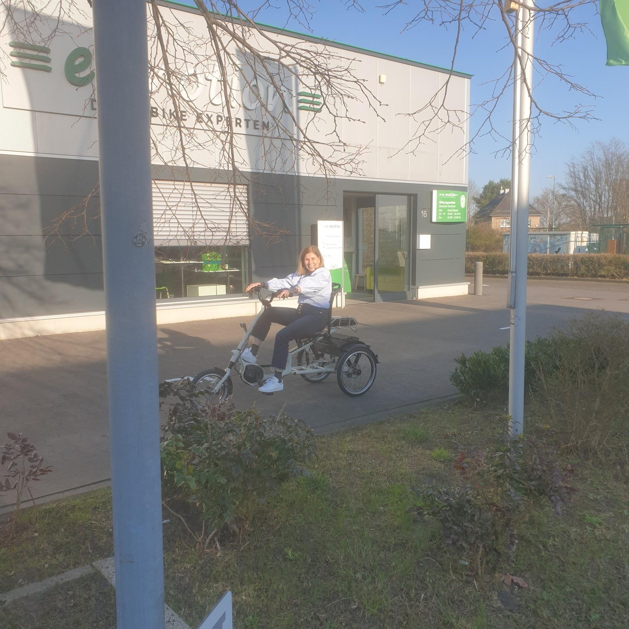 Frau fährt mit der e-motion Scoobo e-Dreirad Sonderedition