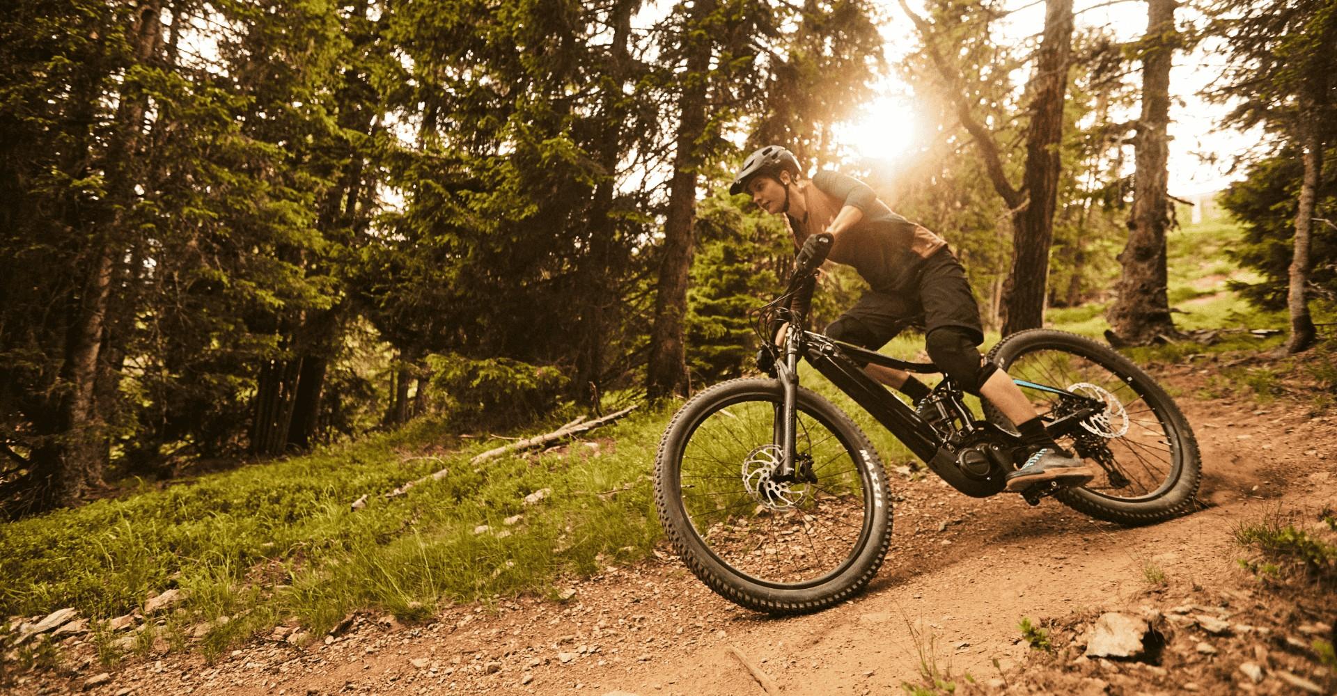 Eine Frau fährt auf Liv e-Bike durch den Wald