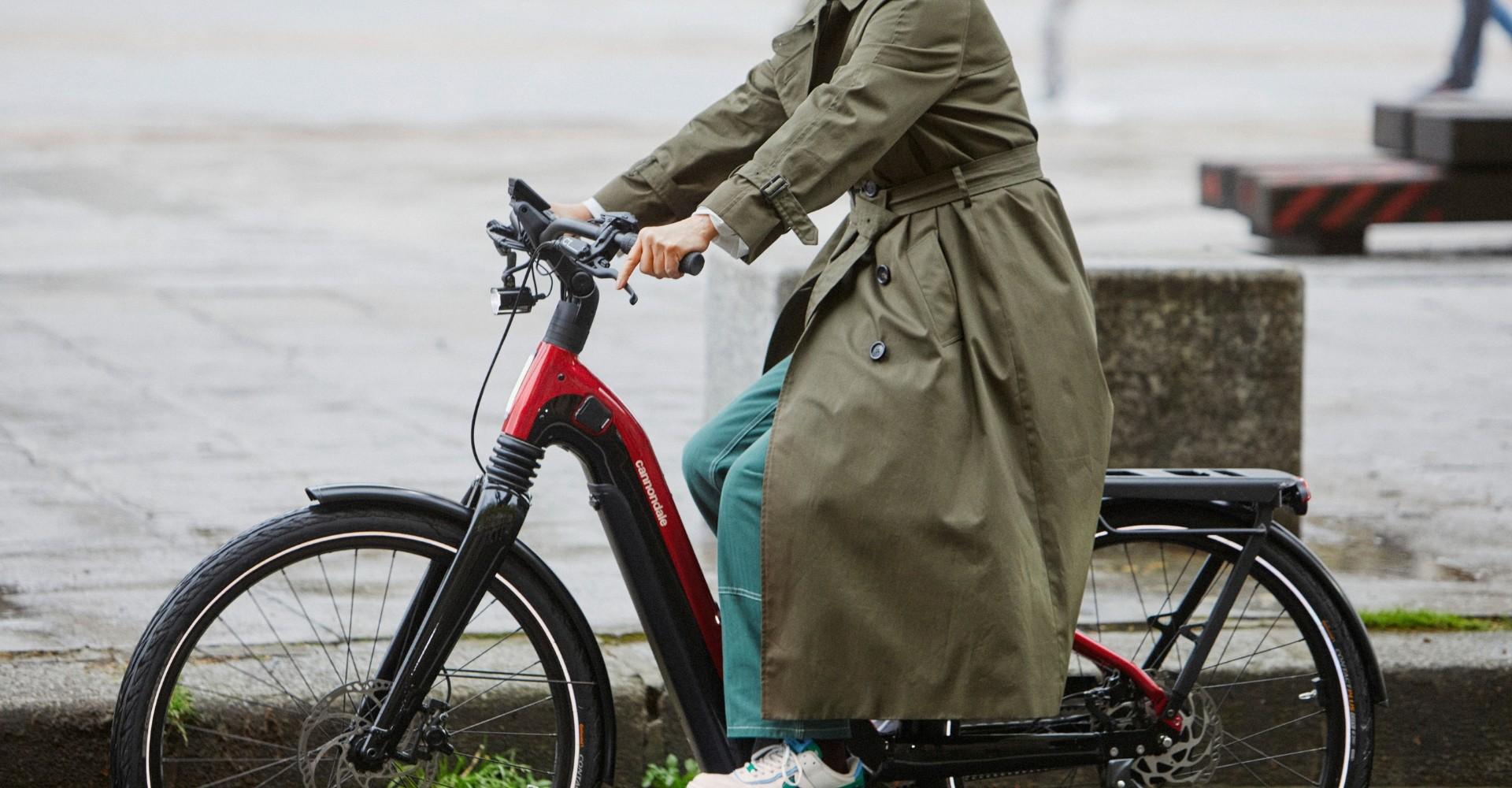 Das Bild zeigt das Cannondale Mavaro Neo 2022, ein modernes e-Bike, das für den urbanen Einsatz konzipiert ist. Das