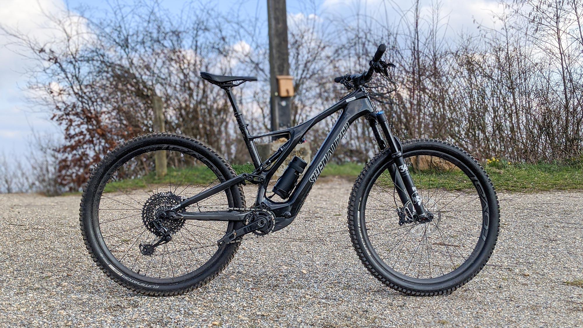 Seitliches Bild vom Specialized Turbo Levo SL im Stand