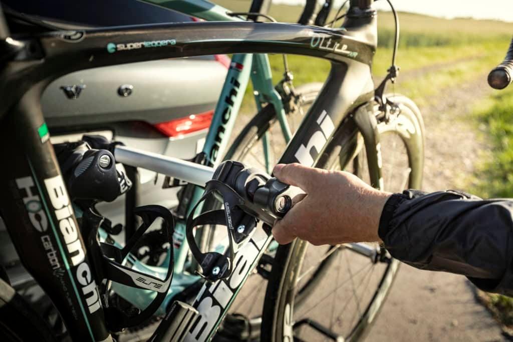Thule Fahrradträger trägt ein Bianchi e-Bike