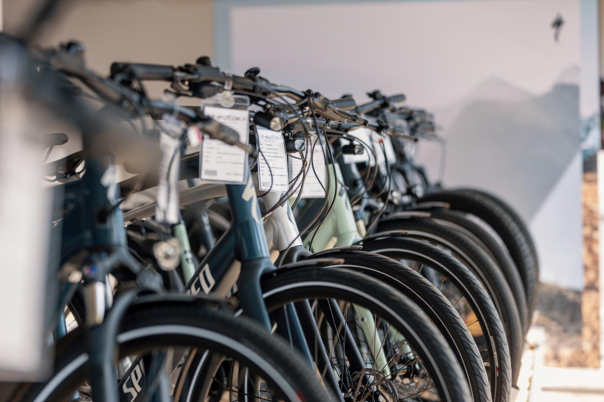 Das Bild zeigt eine Innenansicht des Olpe Shops, in dem eine Reihe von E-Bikes und Fahrrädern ausgestellt sind.