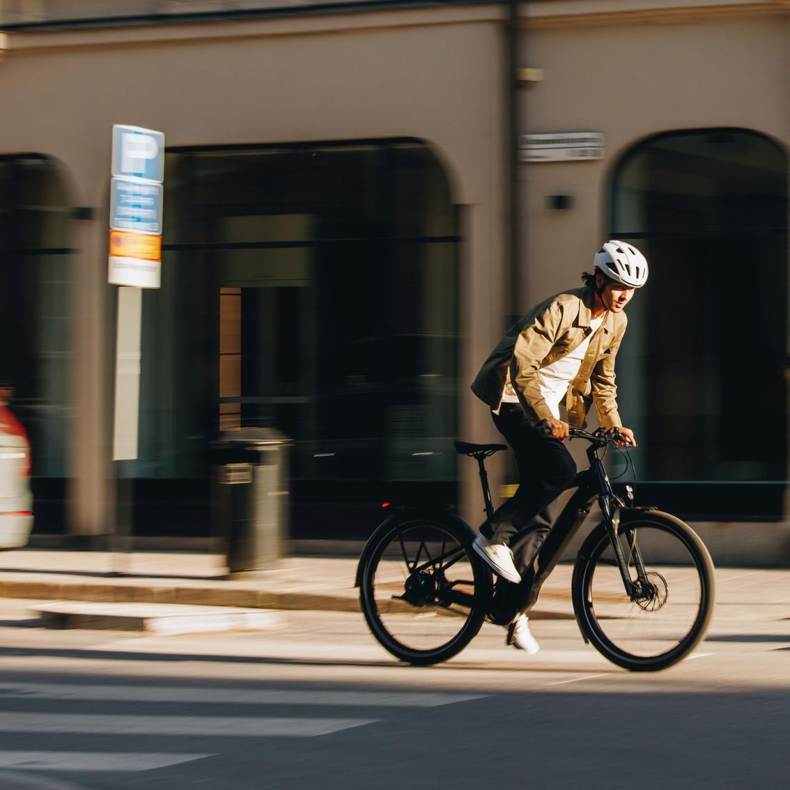 Eine Person fährt mit einem Specialized Vado e-Bike im urbanen Raum