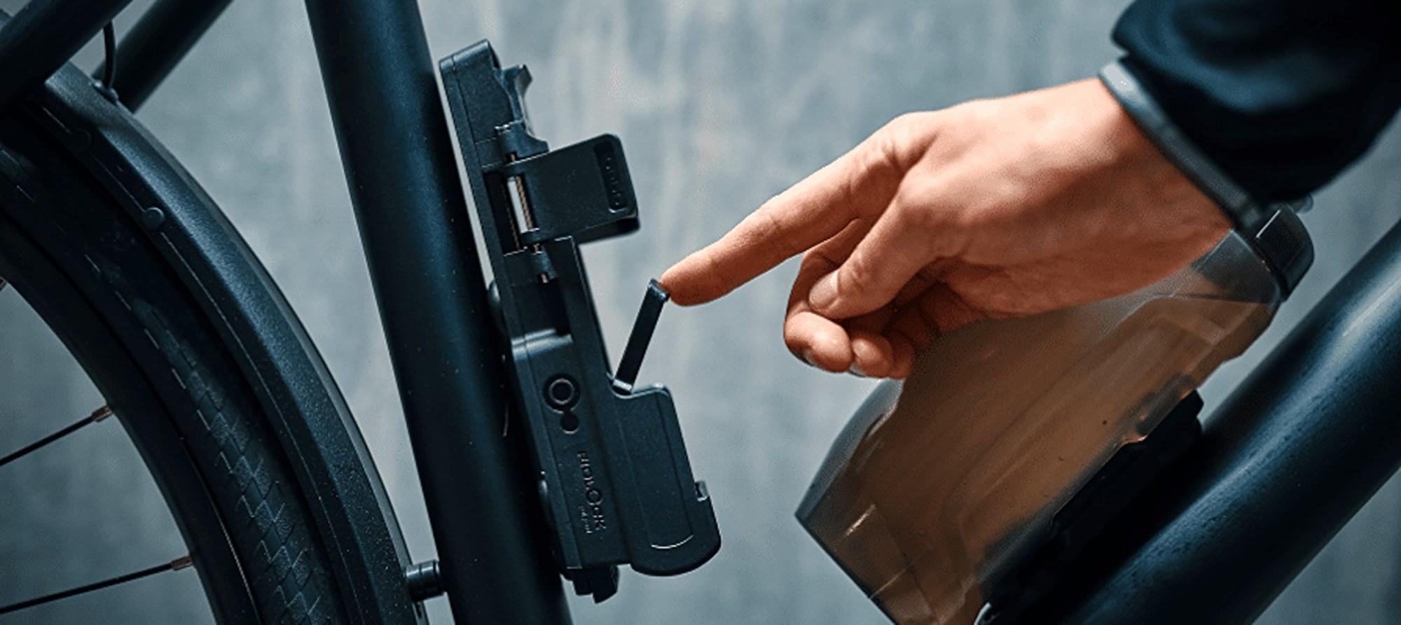 Das Bild zeigt den Fahrradschlosshalter ML BORDO MOUNT, der an einem E-Bike montiert ist.