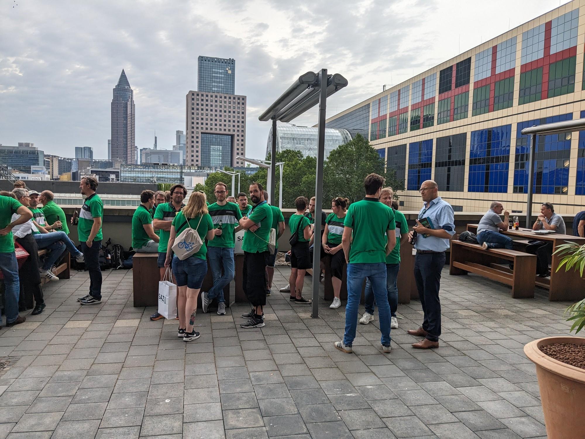 Event mit vielen grün gekleideten Personen